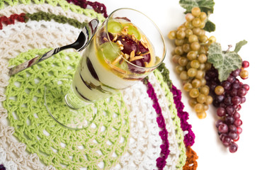 Dessert mit Trauben und gerösteten Mandelsplitter