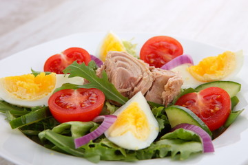Vegetable salad with tuna