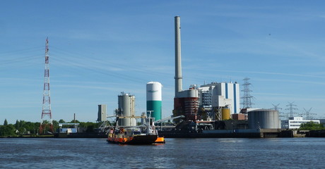 Kraftwerk an der Weser bei Bremen
