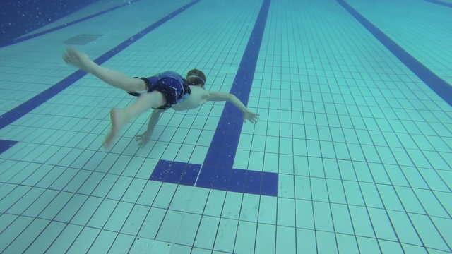 Junge taucht im Pool, Zeitlupe