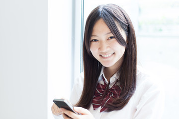 スマートフォンを使う女の子