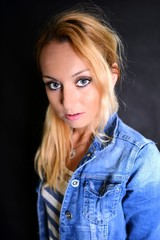 Portrait de belle femme modèle sur fond noir