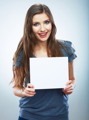 Naklejka premium Teenager girl hold white blank paper. Young smiling woman show