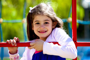 Bambina bella al parco giochi