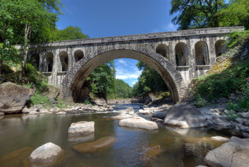 Fototapeta na wymiar Ancien pont de pierre