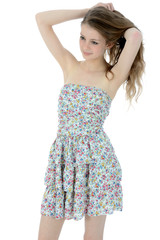 Junge Frau in Sommerkleid