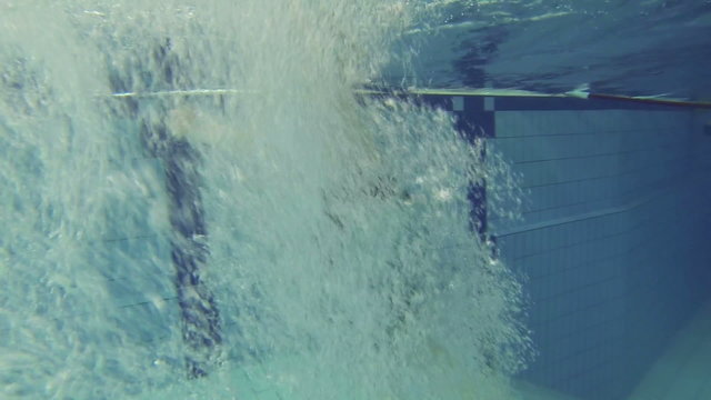 Kind springt in Pool, R&uuml;ckw&auml;rtslauf