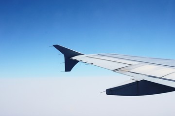 Fototapeta na wymiar Fliegen mit dem Flugzeug