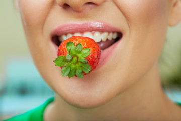  lips with strawberry.