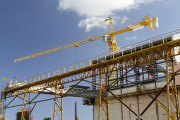 Grue sur un chantier industriel