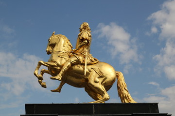 Fototapeta na wymiar памятник Августу Сильному в Дрездене