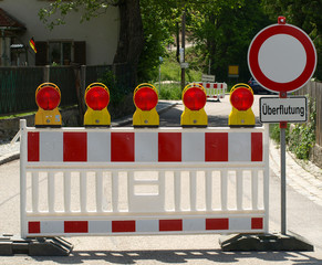 Straßenabsperrung wegen Hochwasser