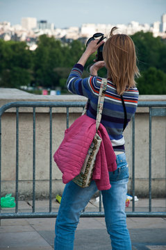 touriste prenant une photo au trocadéro à Paris