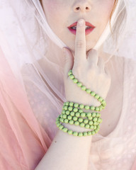 Secreto. Primer plano de una mano en los labios.