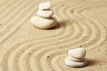 Fototapeta na wymiar Zen ogród raked piasku i okrągłe kamienie bliska