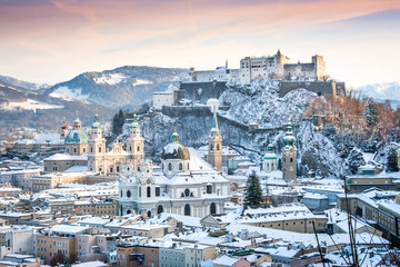 Fototapeta premium Salzburg panoramę z twierdzy Hohensalzburg w zimie, Austria
