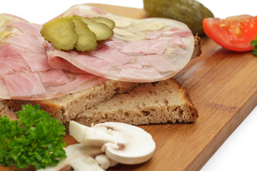 Brot mit Schinken in Aspik
