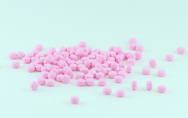 Obraz na płótnie Canvas Pink pills isolated on white background
