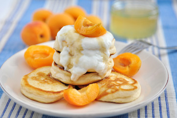 Pancakes mit Aprikosen