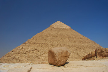 pyramide mit himmel und stein