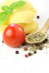 Nudelnester mit Tomate und Basilikum