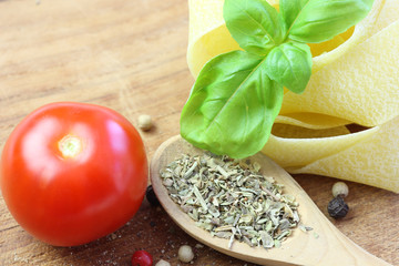 Nudelnester mit Tomate und Basilikum