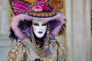 Fototapeta na wymiar Weneckie kostium uczęszcza Karnawał w Wenecji.