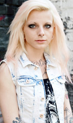 hellblonde Frau mit Tattoos
