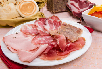 Salumi con piadina, tigelle e gnocco fritto