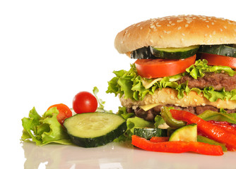 Hamburguesa y vegetales.