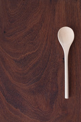 Kochlöffel auf Holzbrett