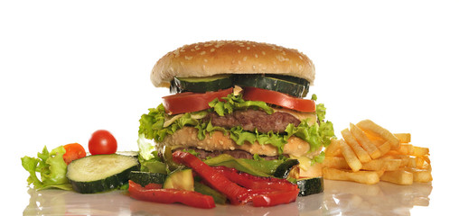 Hamburguesa sobre fondo blanco.