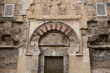Fototapeta na wymiar Brama boczna z Mezquita-Catedral, Córdoba (Hiszpania)