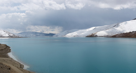 Obraz na płótnie Canvas Yamdrok lake in Tibet