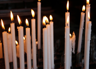 candele in chiesa