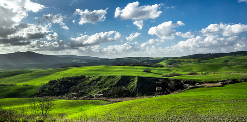 Fototapeta na wymiar Piękne zielone wzgórza w Toskanii
