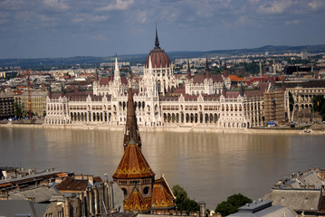 Fototapeta na wymiar Powód¼ w przedniej części budynku węgierskiego parlamentu w Budapeszcie,