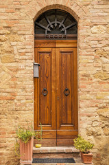 Fototapeta na wymiar stare drewniane drzwi, Toskania, Włochy