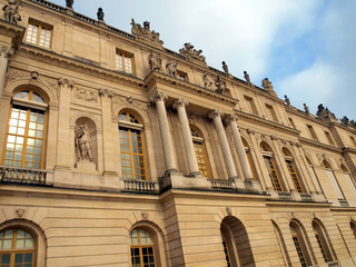 Fototapeta na wymiar Fasada pałacu królewskiego w Wersalu pod Paryżem