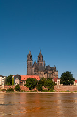 Fototapeta na wymiar Powód¼ w Magdeburgu, Katedra na Łabie, czerwiec 2013