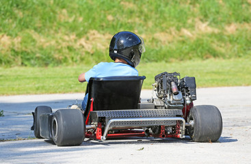 Kartfahrer von hinten