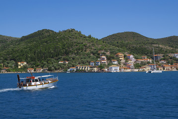 Fototapeta na wymiar Boat sails to the island on sunny day