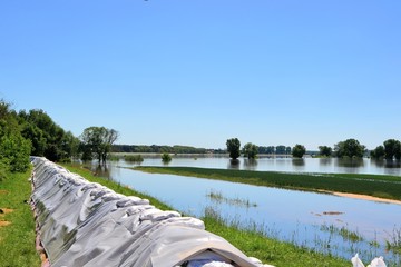 Sandsäcke beim Hochwasser 2013