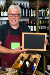 weinhändler mit hinweistafel