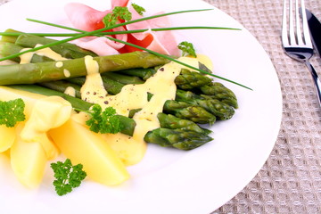 Green asparagus with prosciutto, potato and sauce