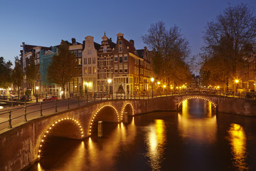 Obraz premium Amsterdam, Niederlande - Gracht in der Abenddämmerung