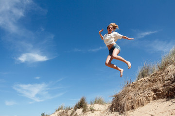 Saut jeune fille dune