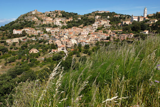 Le village de Corbara en Corse