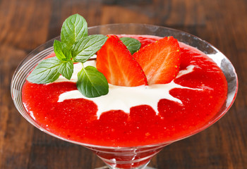Strawberry puree with cream