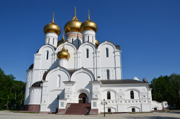 Fototapeta na wymiar Успенский кафедральный собор в г. Ярославль.